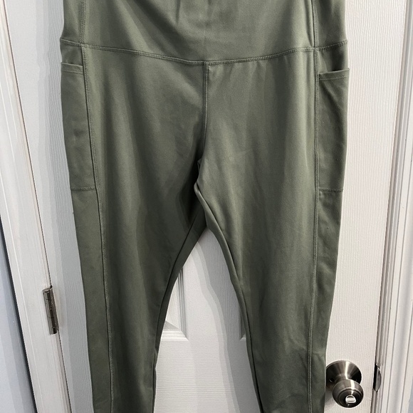 Danskin Pants - XL Danskin leggings with pockets 7/8 length green Activewear